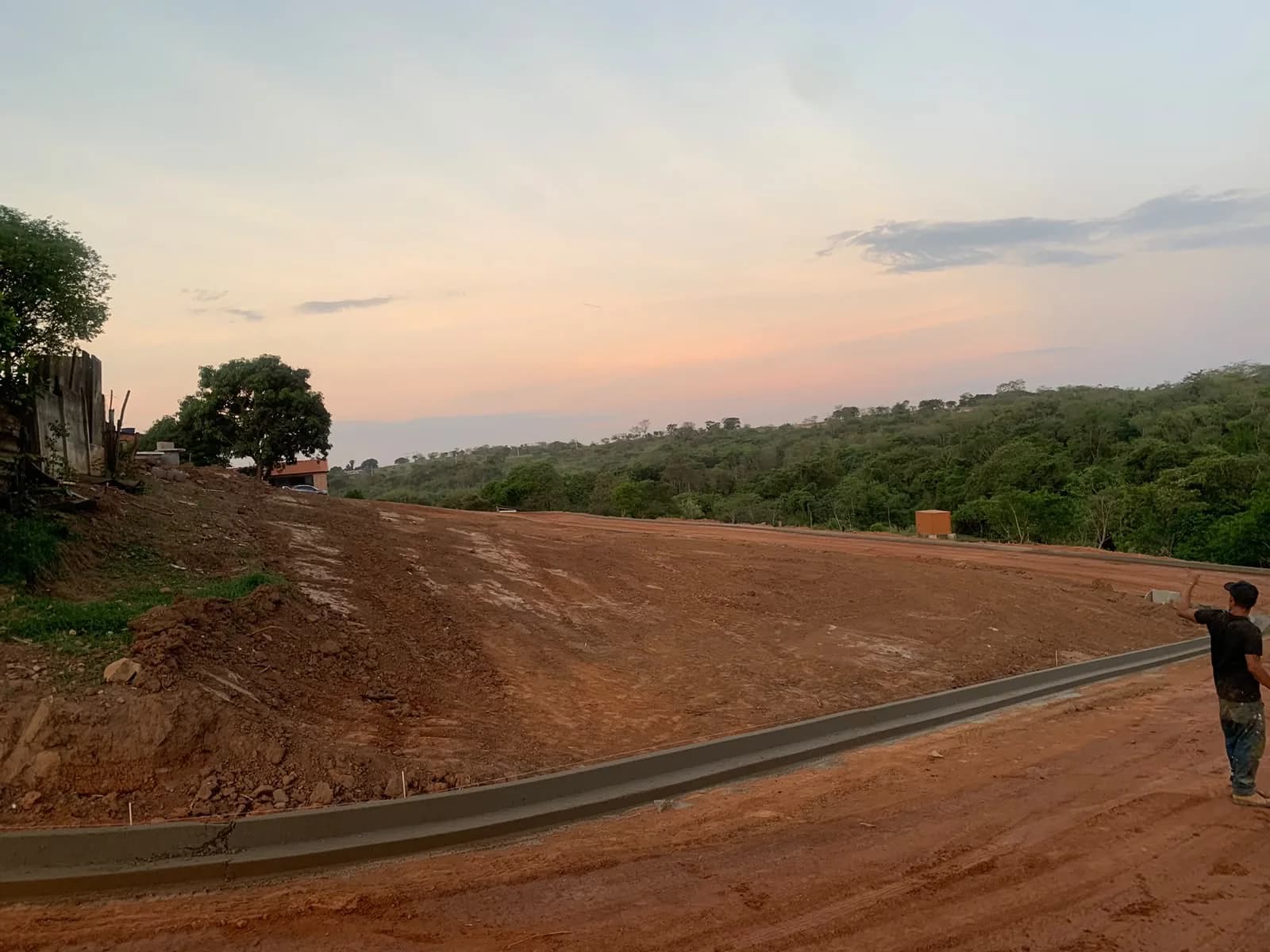 Meio fio em curva com vista para o vale