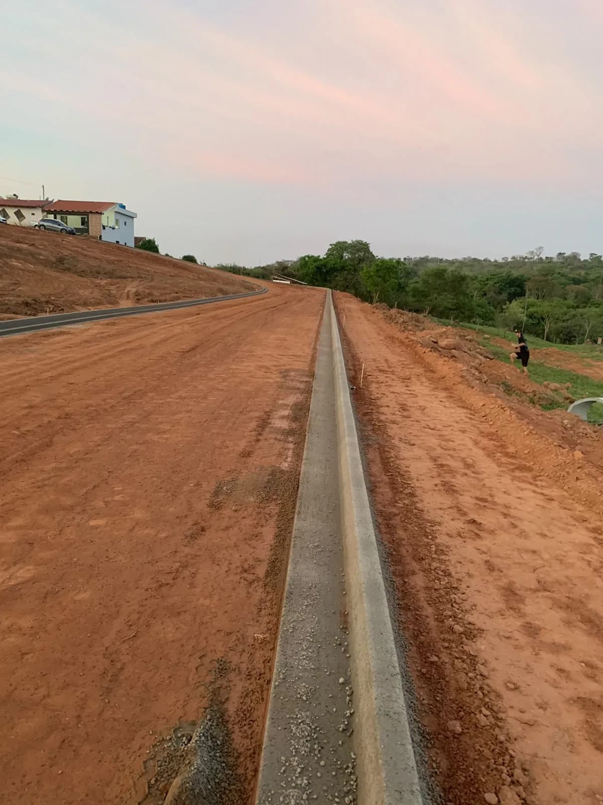 Meio fio reto na via recém aberta