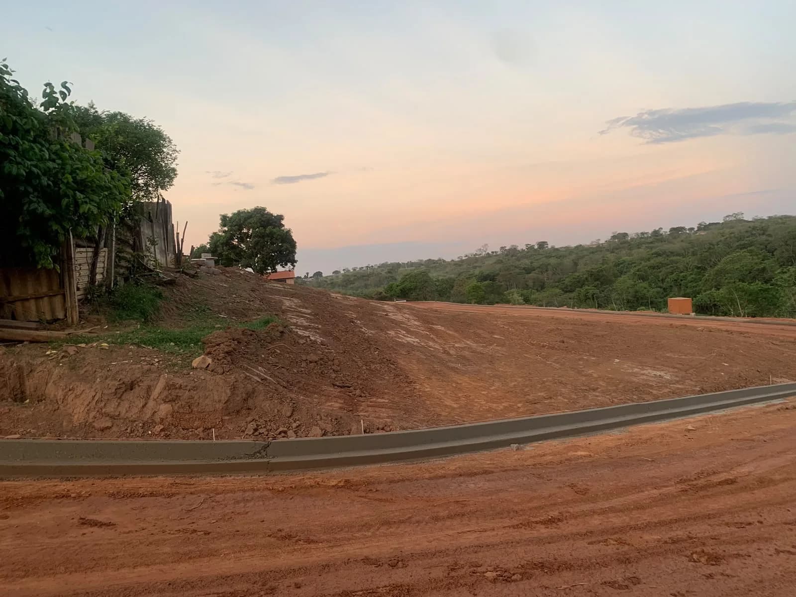Via curvada com meio fio ao entardecer