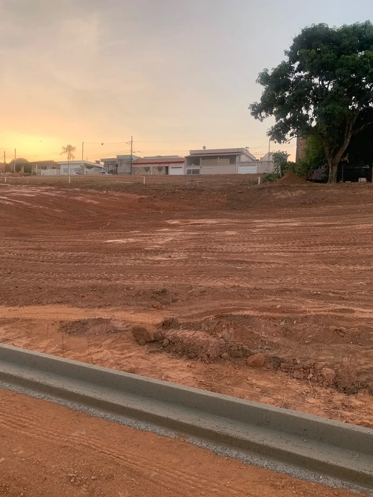 Meio fio com casas vizinhas ao fundo