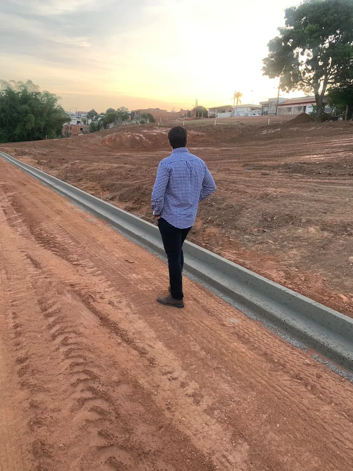 Meio fio recém lançado na via