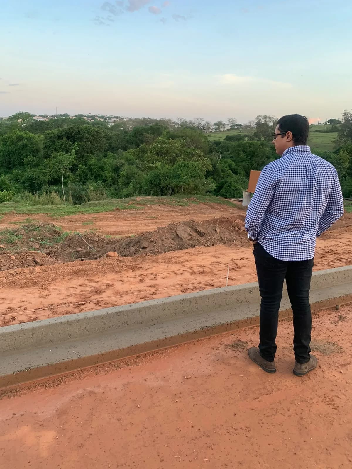 Meio fio e o vale de Passos
