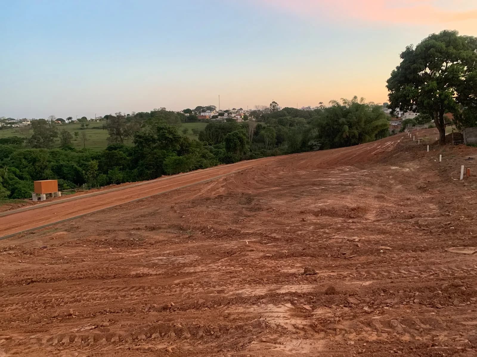 Vista ampla da terraplanagem com o vale ao fundo